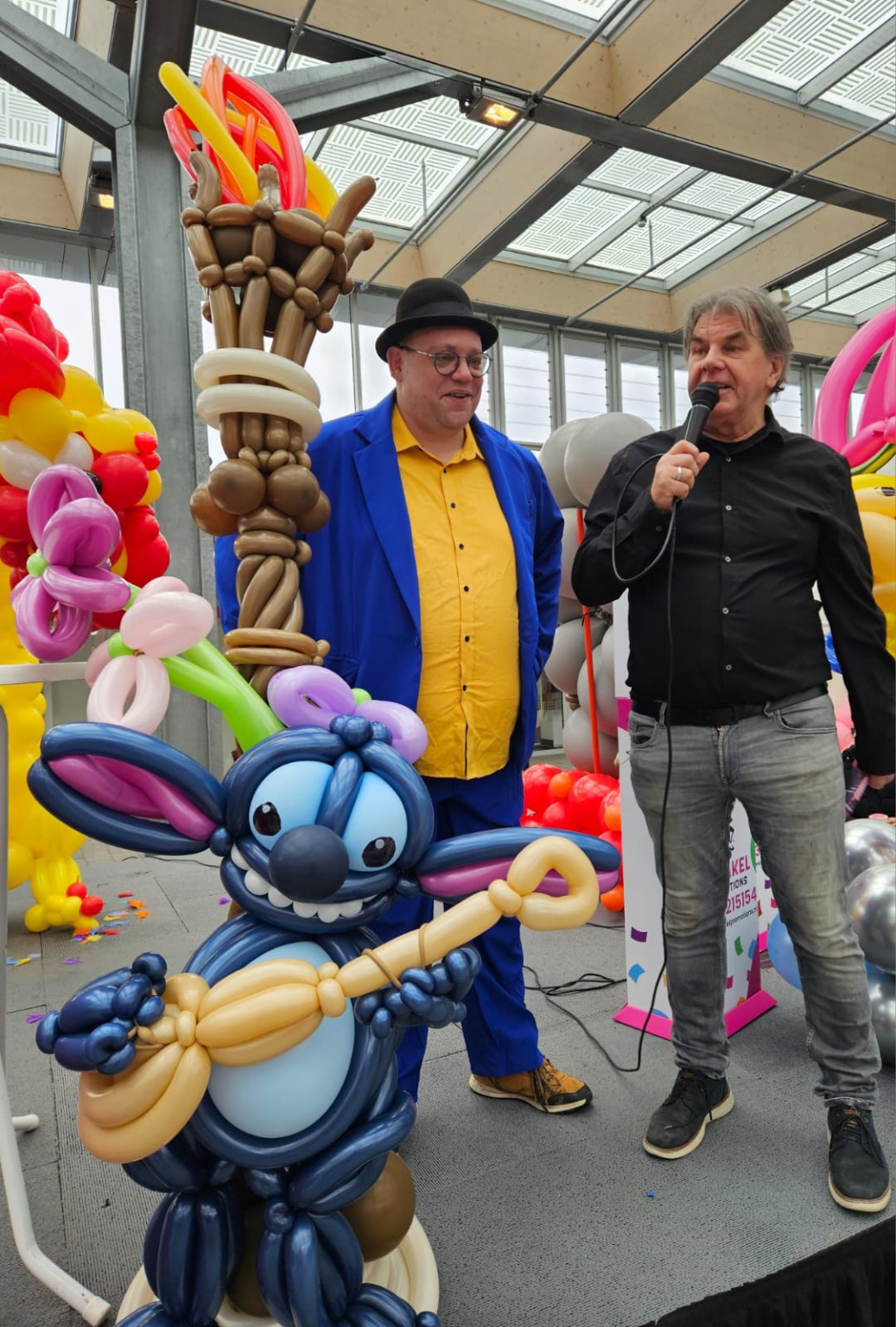 Echte foto van Magic Stefan met een grote ballonsculptuur