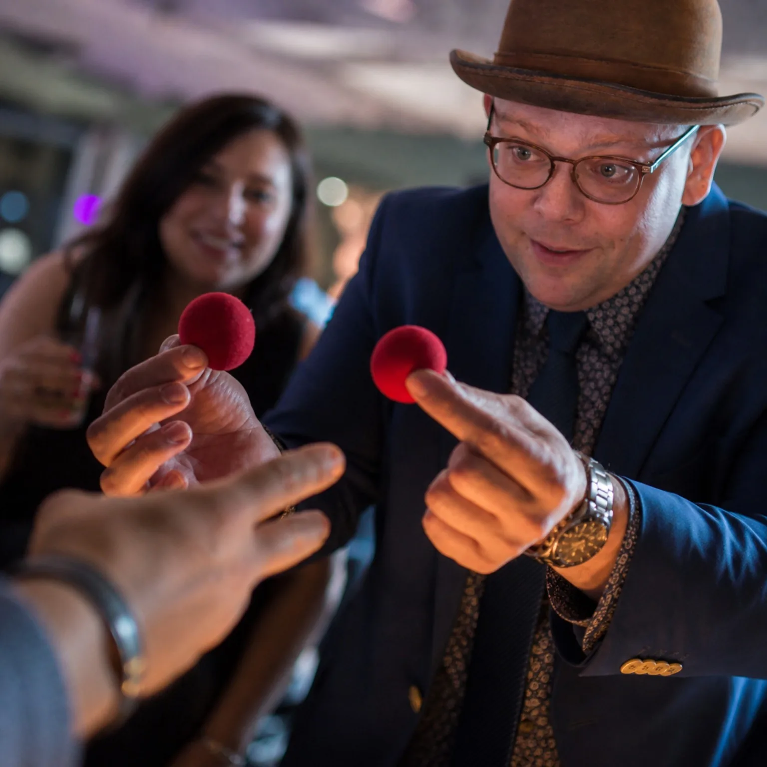 Magic Stefan met een visuele goocheltruc van dichtbij