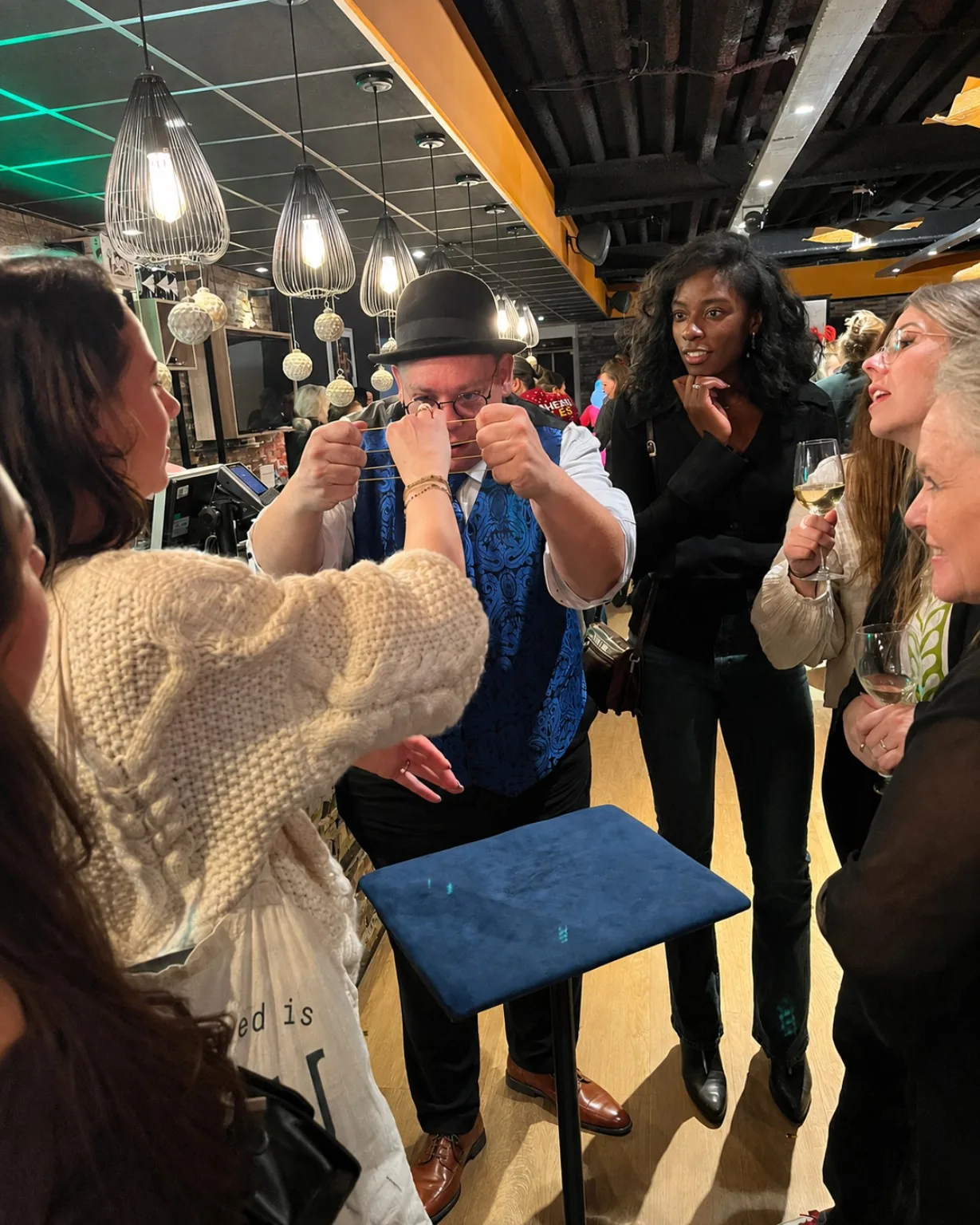 Magic Stefan treedt op tussen publiek op een evenement
