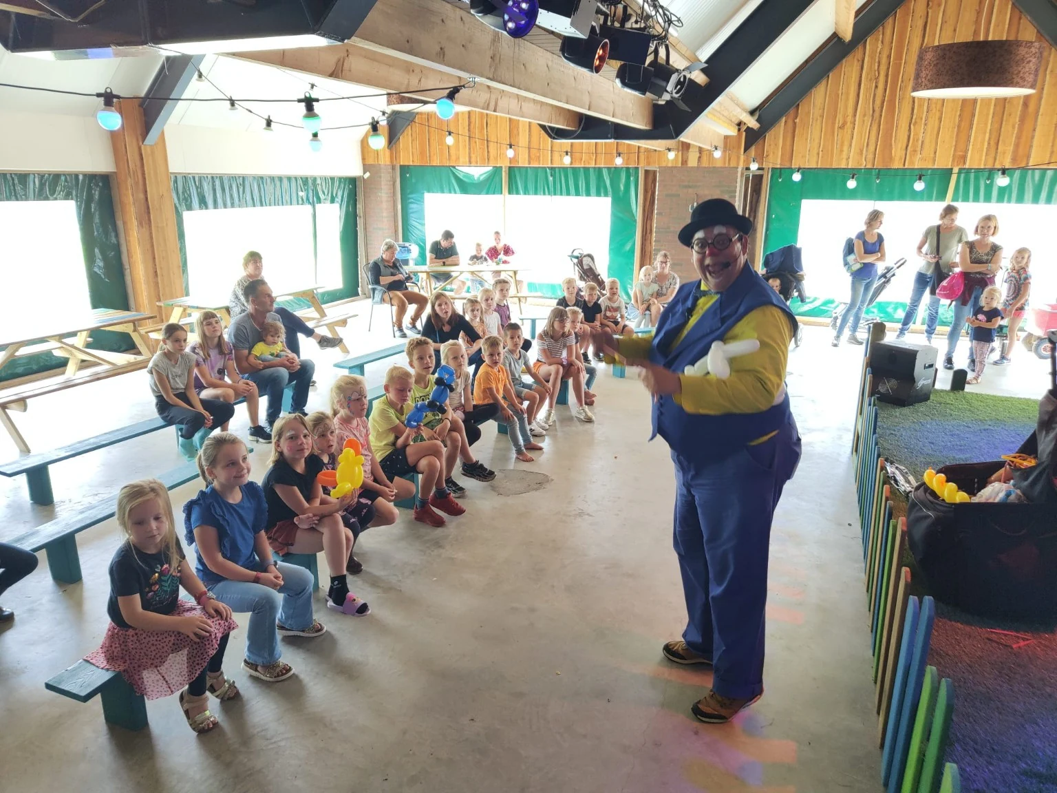 Clown Spekkie tijdens kinderentertainment