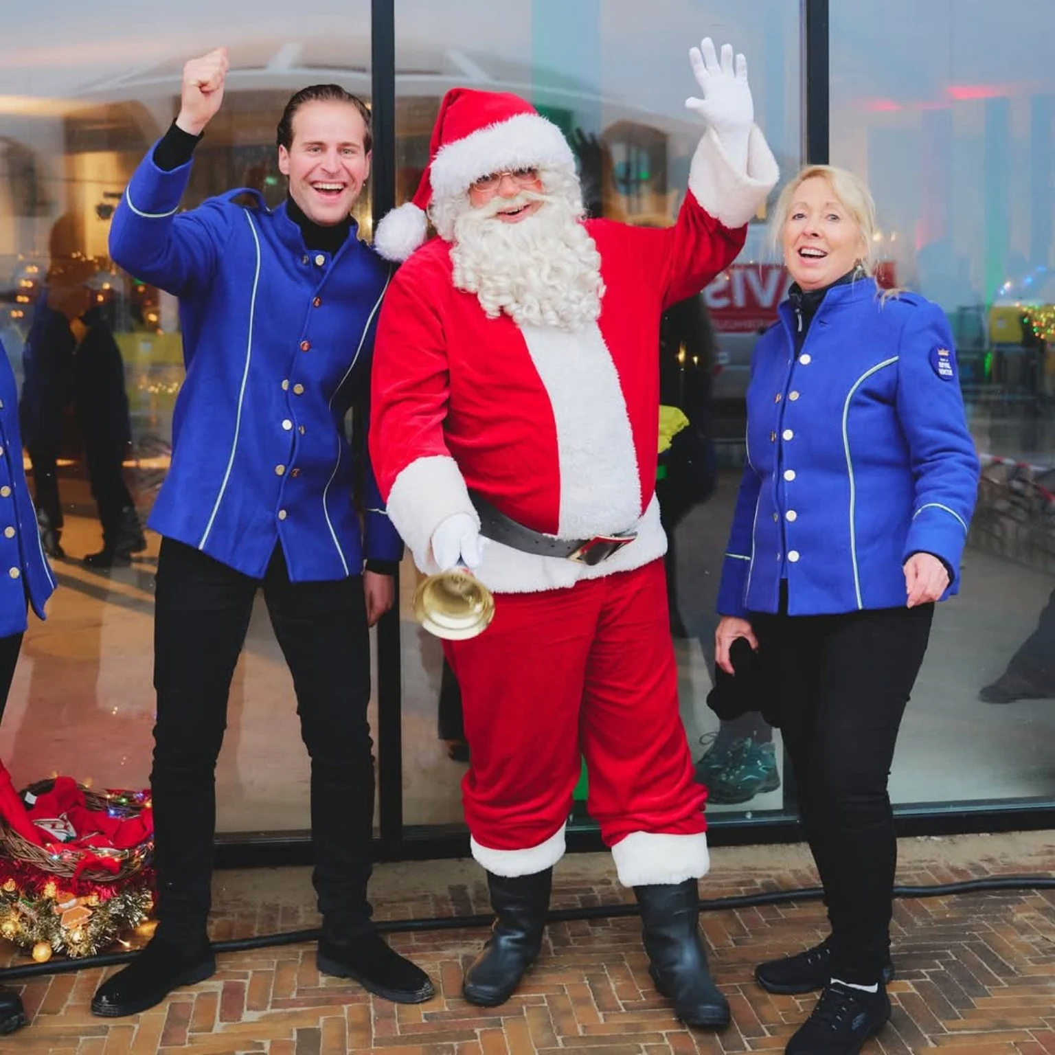 Kerstman samen met personeel voor een feestelijk event