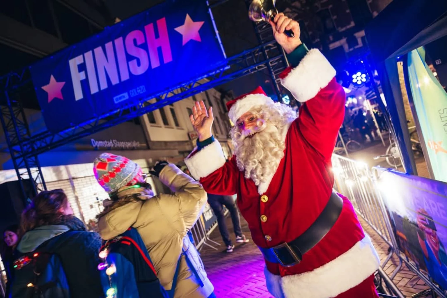Kerstman bij de finish van een night walk evenement