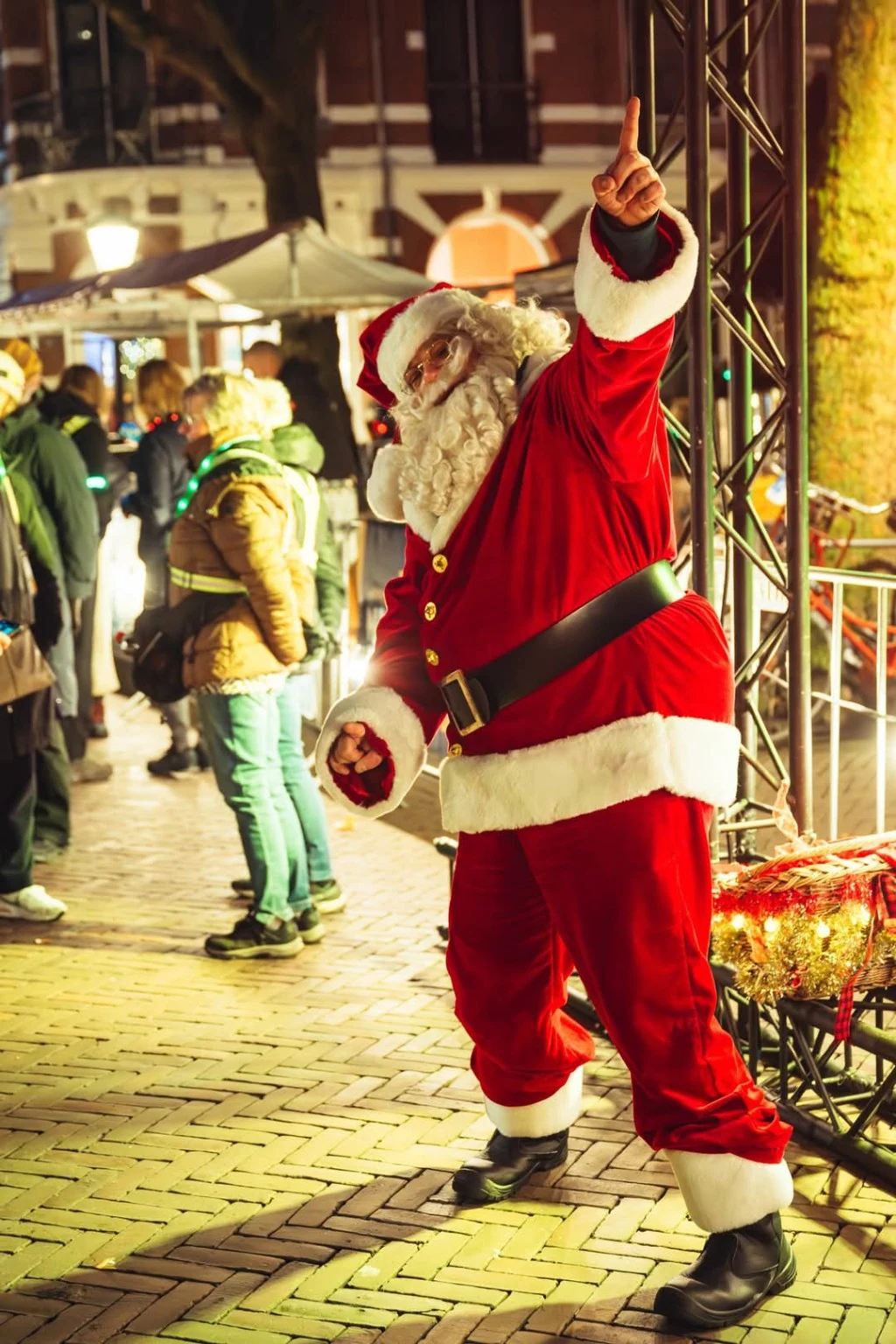 Kerstman poseert bij een evenement in de avond