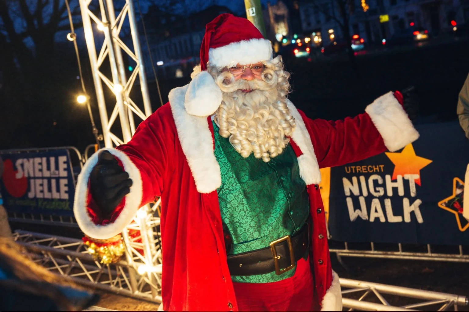 Kerstman voor schermen van Utrecht Night Walk