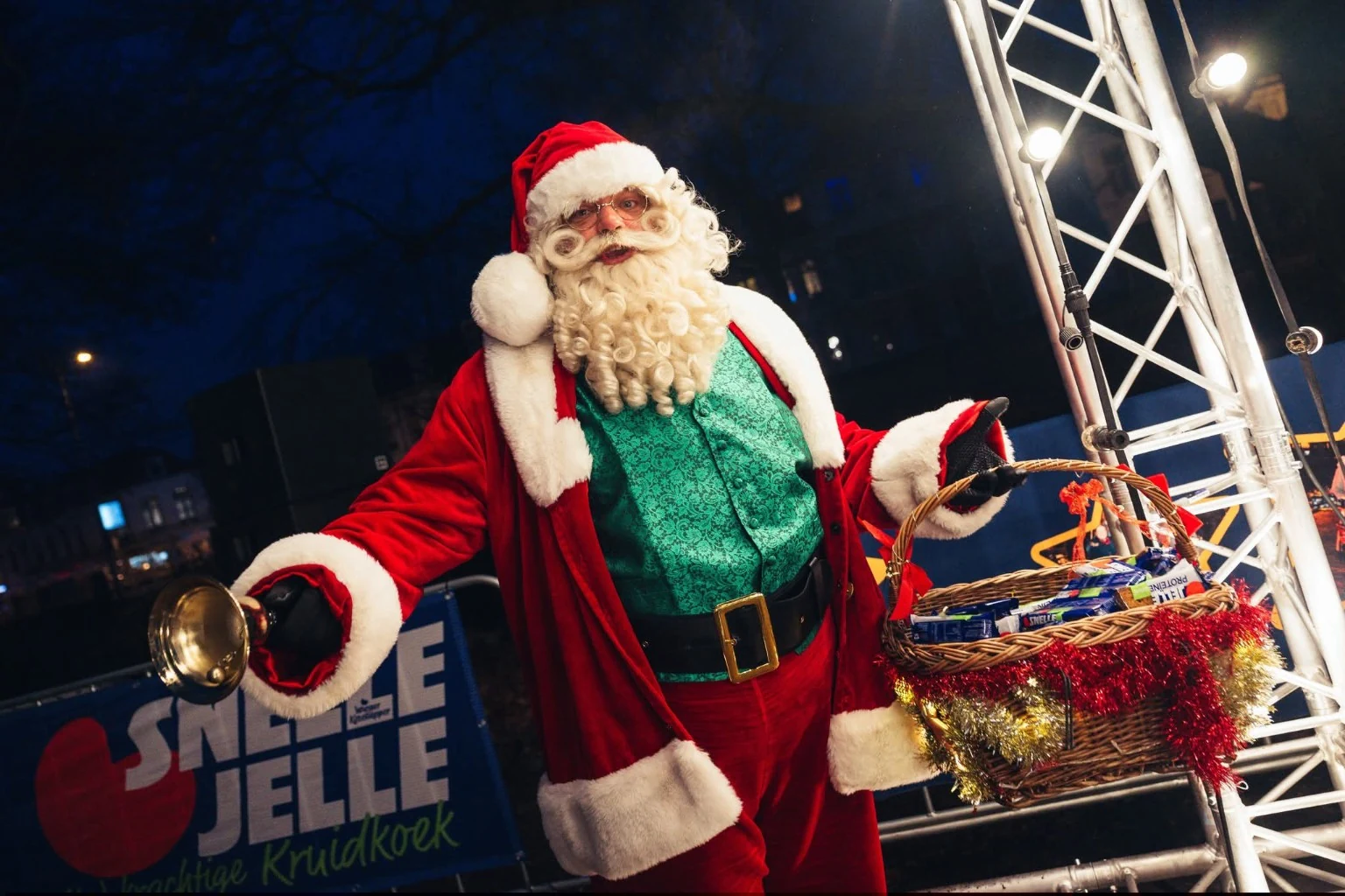 Kerstman met mand en bel tijdens een promotionele winteractie