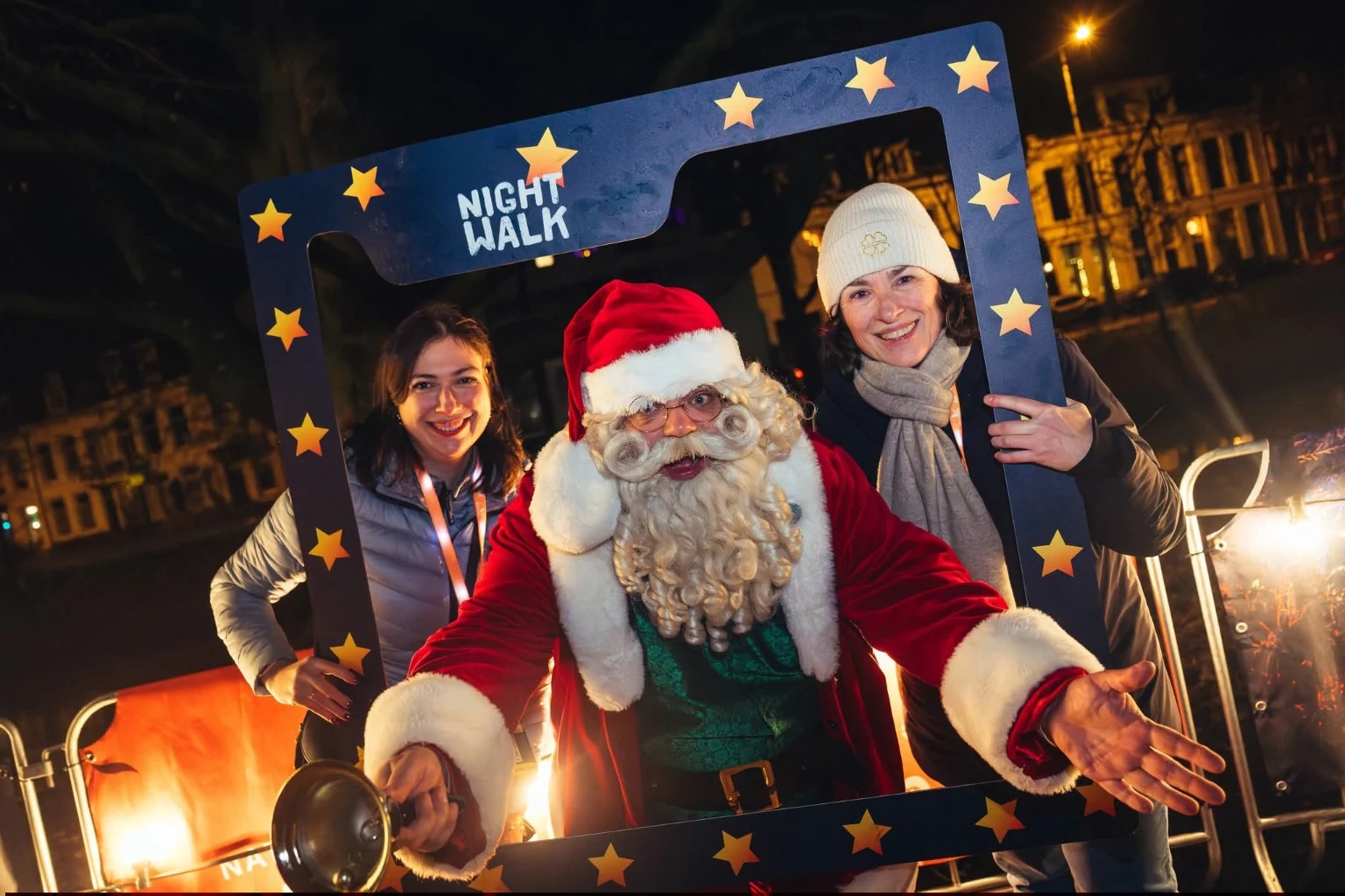Kerstman met bezoekers in een fotoframe