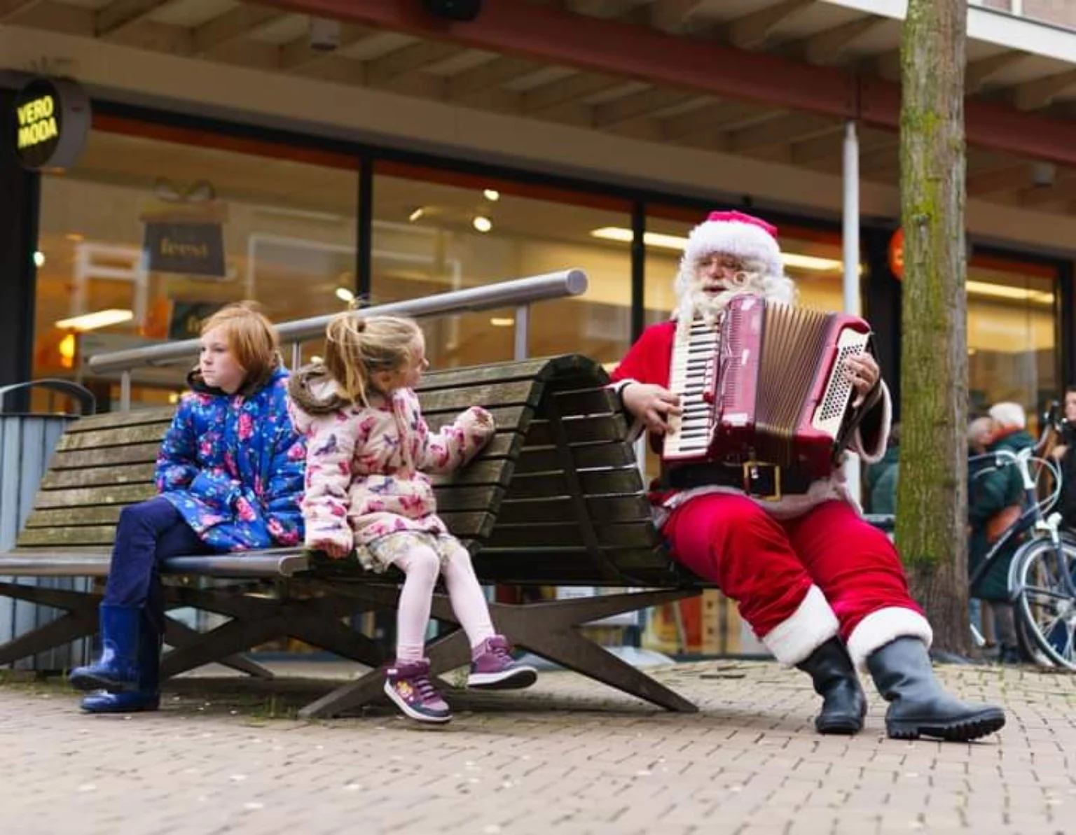 Muzikale kerstman met accordeon