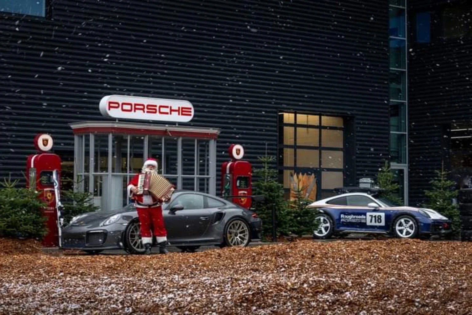 Muzikale kerstman met accordeon bij Porsche Classic Center Gelderland