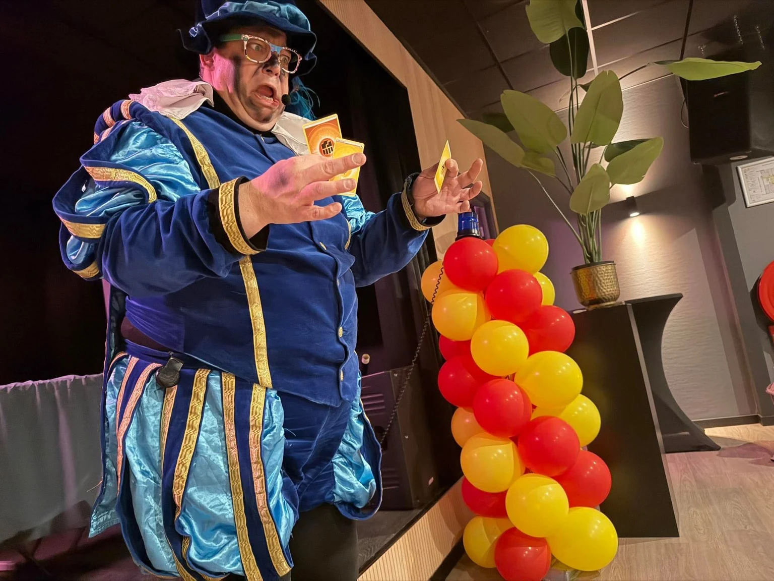 Goochelpiet doet een kaarttruc tijdens een Sinterklaasshow