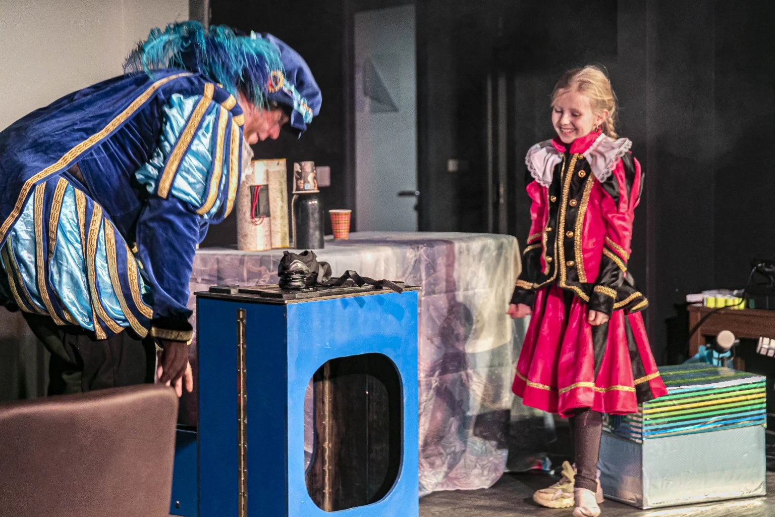 Goochelpiet en kind op het podium tijdens interactieve Sinterklaasshow