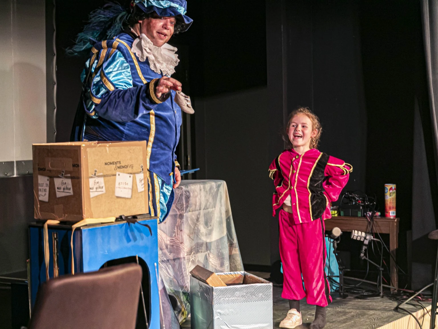Kind staat naast goochelpiet tijdens een Sinterklaasshow