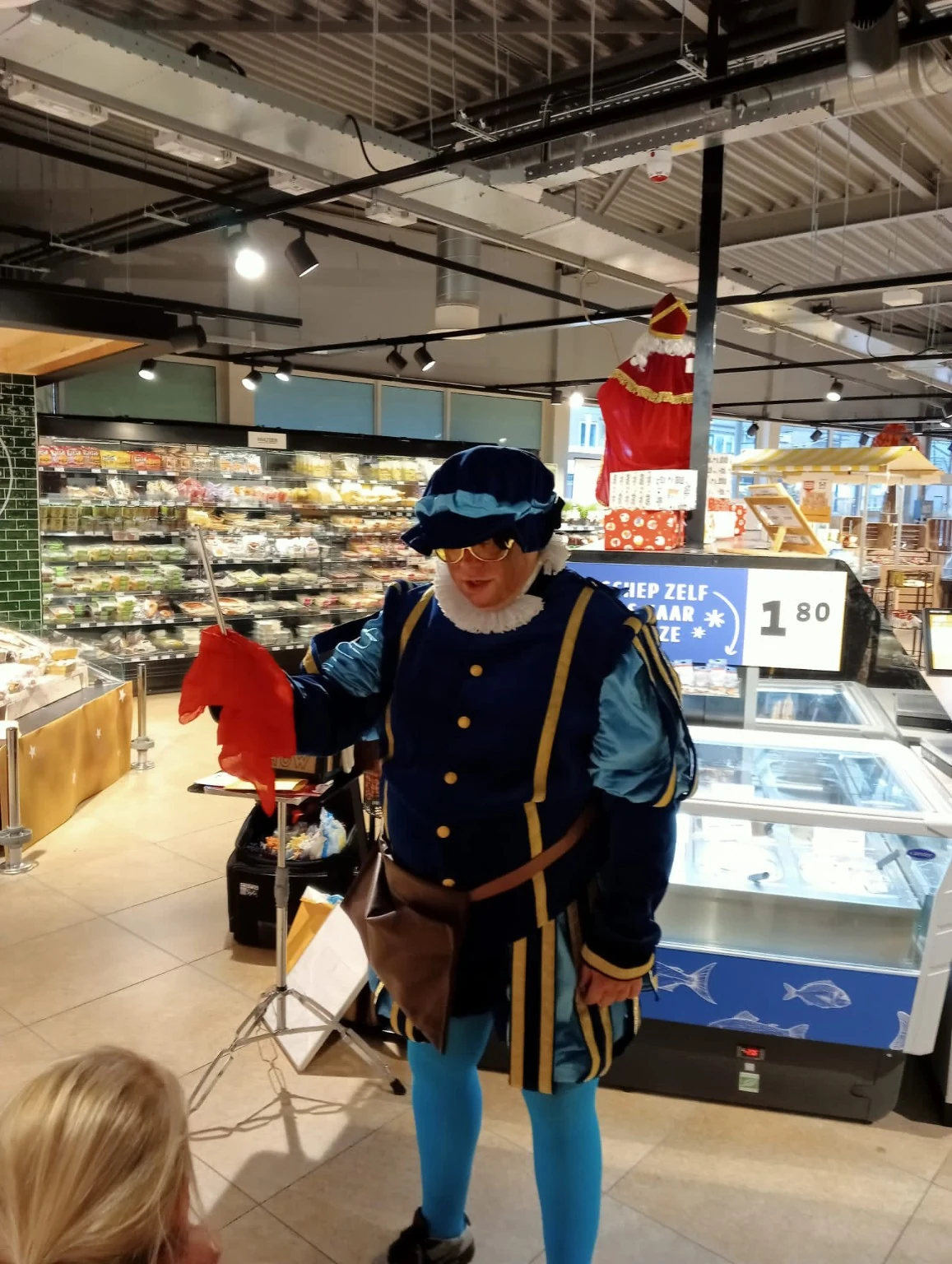Goochelpiet treedt op in een supermarkt tijdens de Sinterklaasperiode